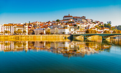 Vista panorâmica da cidade de Coimbra e reflexo da paisagem urbana no Rio Mondego. Universidade de Coimbra.