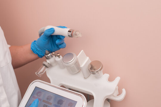 The cosmetologist includes a device for carrying out the procedure, attachments to the HydraFacial device for facial skin care in a spa clinic to combat acne or aging. 