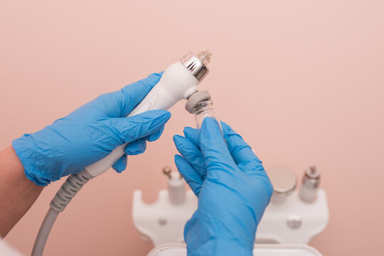 The cosmetologist includes a device for carrying out the procedure, attachments to the HydraFacial device for facial skin care in a spa clinic to combat acne or aging. 