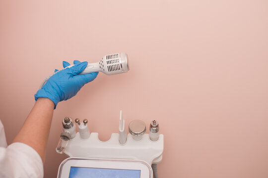 The cosmetologist includes a device for carrying out the procedure, attachments to the HydraFacial device for facial skin care in a spa clinic to combat acne or aging. 