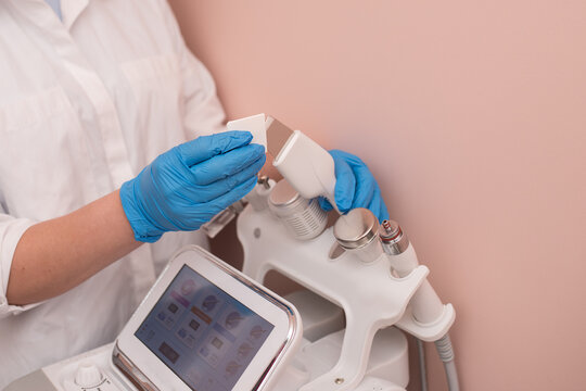The cosmetologist includes a device for carrying out the procedure, attachments to the HydraFacial device for facial skin care in a spa clinic to combat acne or aging. 