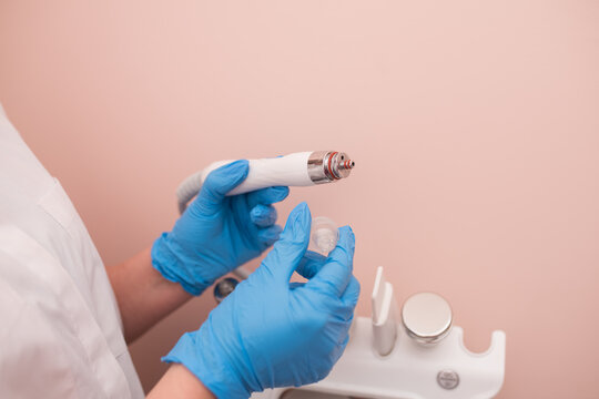The cosmetologist includes a device for carrying out the procedure, attachments to the HydraFacial device for facial skin care in a spa clinic to combat acne or aging. T