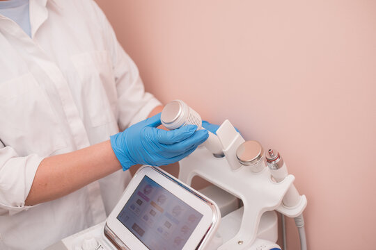 The cosmetologist includes a device for carrying out the procedure, attachments to the HydraFacial device for facial skin care in a spa clinic to combat acne or aging.