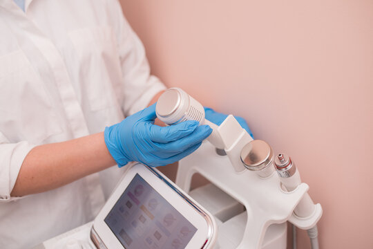 The cosmetologist includes a device for carrying out the procedure, attachments to the HydraFacial device for facial skin care in a spa clinic to combat acne or aging. 