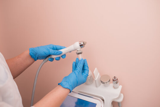 The cosmetologist includes a device for carrying out the procedure, attachments to the HydraFacial device for facial skin care in a spa clinic to combat acne or aging. 