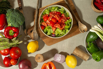 A man prepares a vegetable salad with a whole apron, close-up