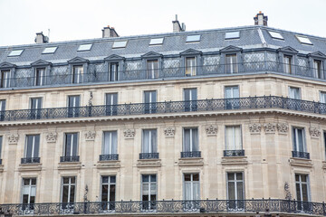 Fototapeta na wymiar French typical residential building in Paris