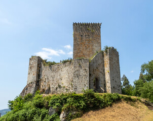 Fototapeta na wymiar castillo de los Andrade (siglo XIV). Pontedeume, A Coruña, España. 