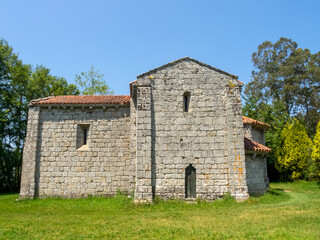 Fototapeta na wymiar Iglesia románica de san Miguel de Breamo (siglos XII-XIII). Pontedeume, A Coruña, España.