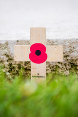 Une croix en souvenirs des soldats anglais de la seconde guerre mondiale - obrazy, fototapety, plakaty