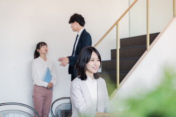 Obraz premium フリーアドレスのオフィスで働くビジネスウーマン