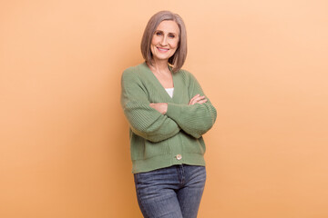 Photo of confident expert business profession employer folded arms old woman enjoy her specific skills isolated on beige color background