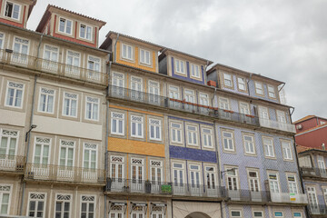 Fototapeta na wymiar immeubles de plusieurs couleurs de la ville de Porto (Portugal)