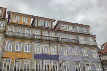 Obraz premium immeubles de plusieurs couleurs de la ville de Porto (Portugal)