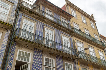 immeubles de plusieurs couleurs de la ville de Porto (Portugal)