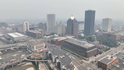Obraz premium Downtown Rochester NY in dense smoke from Canadian wildfires blowing over city skyline caused by climate change