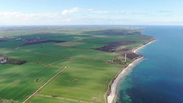 Luftaufnahme der gesamten Insel Fehmarn Faszinierende Vogelperspektive mit blauem Meer, Windr&auml;dern, Feldern, D&ouml;rfern, Strand und Fehmarnsundbr&uuml;cke und Wolken