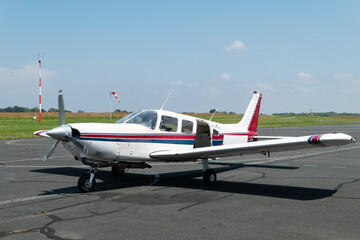 Obraz na płótnie Canvas Pequeno avião estacionado na pista pronto e preparado para paraquedismo