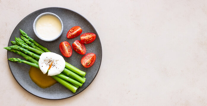 Asparagus with poached egg, tomatoes and hollandaise sause . Healthy eating. Vegetarian food.