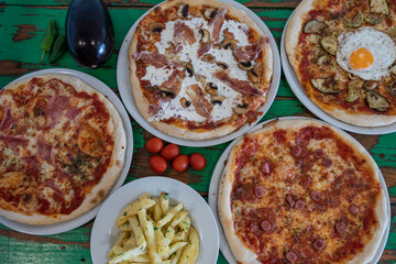 Mesa con diferentes tipos de pizzas italianas, tipo banquete