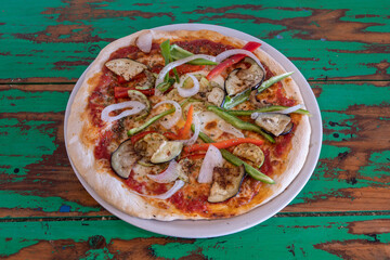 Pizza italiana con verduras, vegetariana. 