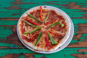 Pizza italiana con pimientos y mozzarella, Vesuvio