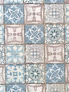 Ceramic floor tiles with multi-colored pattern