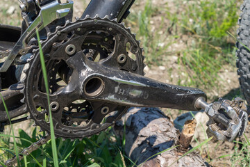 Front crankset with gears and contact pedals installed on a mountain bike