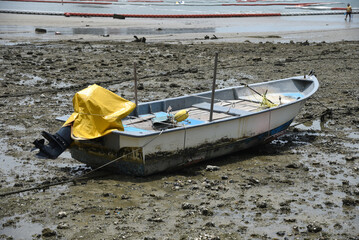 Fischerboot an Land bei Ebbe