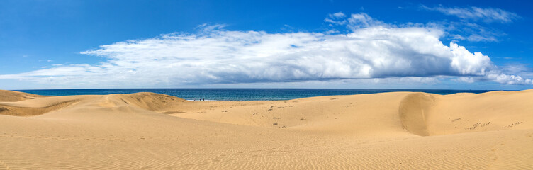 Fototapeta na wymiar Die Dünen von Maspalomas an der atlantischen Küste der kanarischen Insel Gran Canaria in Spanien, ein Panorama.
