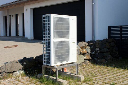 Görisried, Bayern, Deutschland, 08.06.2023: Wärmepumpe in einem neuen Einfamilienhaus im Neubaugebiet. Wärmepumpen sollen das Heizen mit Öl und Gas ersetzen.