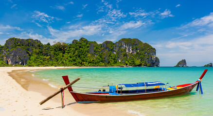 Fototapeta na wymiar beautiful scenery of a boat on an island in thailand in perfect day scenery
