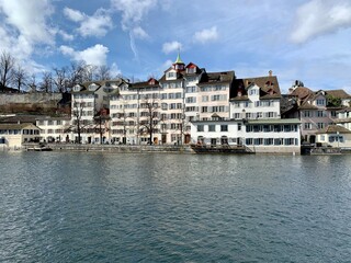 Fototapeta na wymiar Stadt Zürich Wohnhäuser in der Altstadt am Fluss Limmat - Schweiz