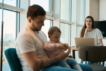 Obraz premium Patient dad is babysitting a child in the kitchen