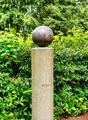 eine Kugel auf einer Stele auf einem Friedhof in Ratingen Hösel © Blende8