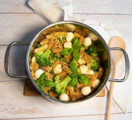 one pot pasta with broccoli and Mozzarella