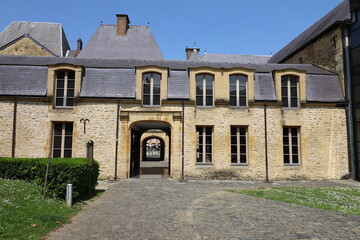 Fototapeta na wymiar Bâtiment typique, vue de l'extérieur, ville de Charleville Mézières, département des Ardennes, France
