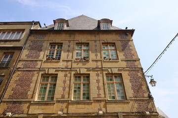 Fototapeta premium Bâtiment typique, vue de l'extérieur, ville de Charleville Mézières, département des Ardennes, France