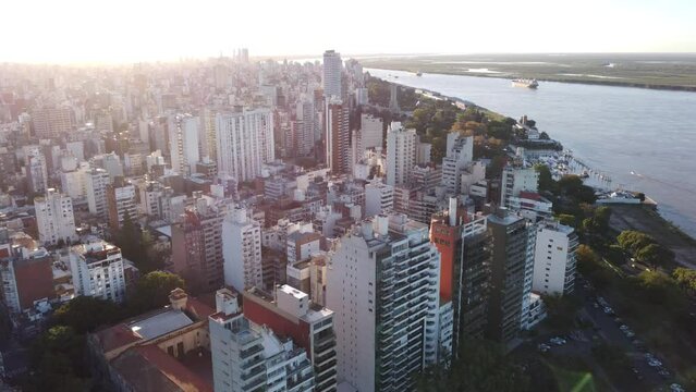 Ciudad de Rosario en Santa Fe, Argentina un d&iacute;a soleado con vista hacia el centro de la ciudad y el R&iacute;o Paran&aacute; volando por sobre el Parque Urquiza