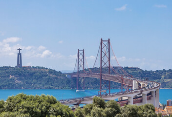 Ponte 25 de Abril vista do alto do Alvito em Lisboa