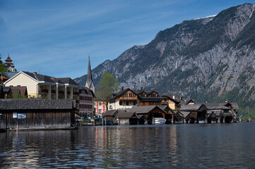 hallstatt am hallstätter see unter blauem himmel oberösterreich salzkammergut, hallstatt lake...