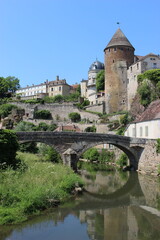 Fototapeta na wymiar Vue sur Semur-en-Auxois et le pont Pinard depuis l'Armançon et la rue chaude