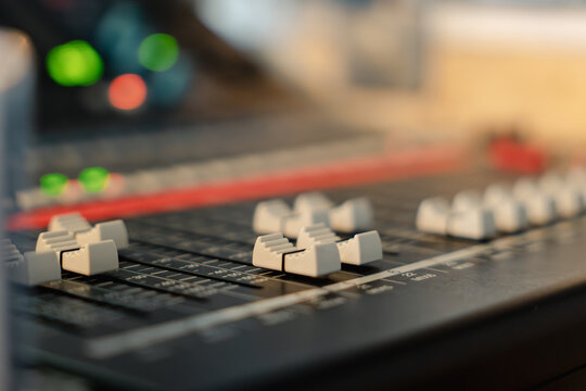 Close-Up von Fadern eines Audio-Mischers