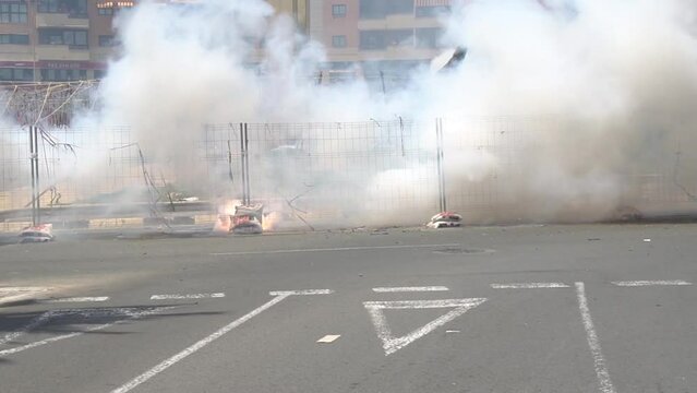 Explosion de enormes petardos de una Traca , corre fuego , masclet&aacute;, petardos , fuego artificiales en la calle llena de humo