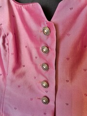 Close up von schönen Knöpfen auf einem rosa Oberteil