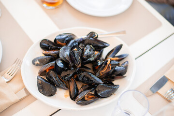 stimmed mediterranean mussels with lemon and garlic spanish style