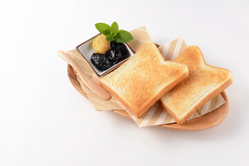 焼いたトーストとジャム
