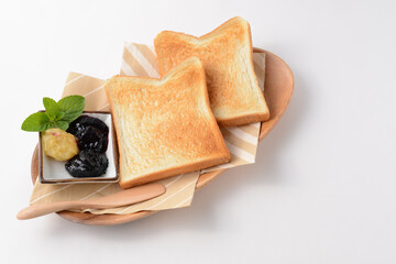 焼いたトーストとジャム