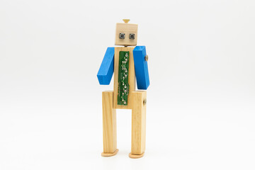Pequeño robot original hecho con madera y tornillos, aislado en blanco