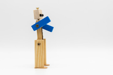 Pequeño robot original hecho con madera y tornillos, aislado en blanco